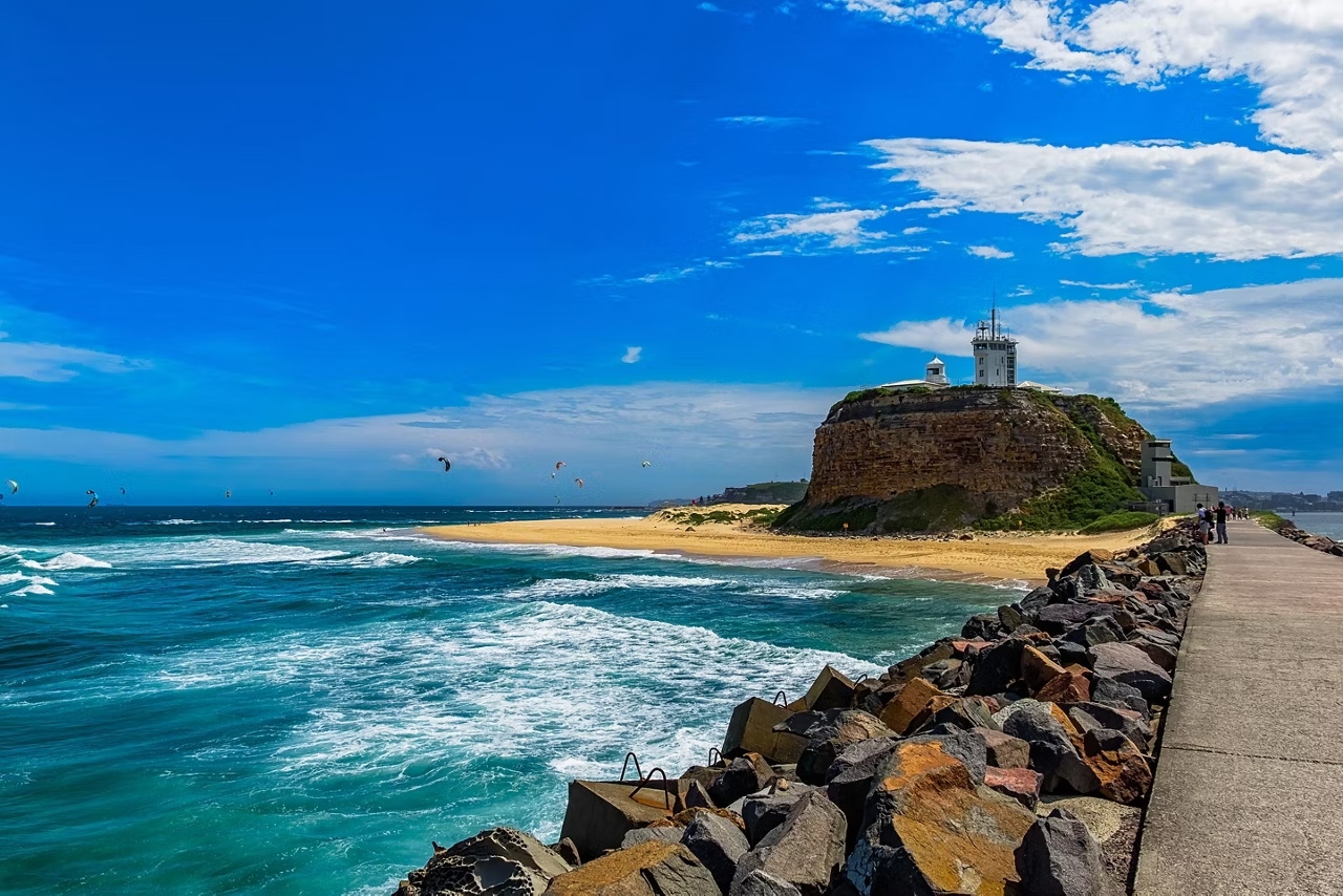 newcastle-australia-rocks-lighthouse-beach